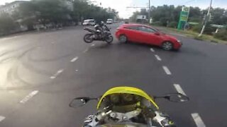 Forte colisão entre carro e moto captada num cruzamento