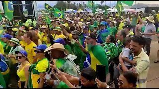Manifestações democráticas embaixo de aguaceiro em Brasília