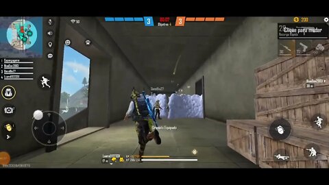 jogando free fire