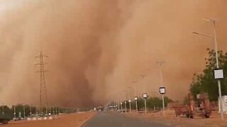 Impressive sandstorm blankets city in Niger