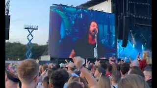 Il survole un concert des Foo Fighters en paramoteur