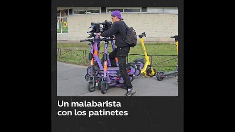 Un empleado transporta patinetes al más puro estilo Tetris