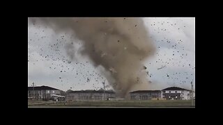 POWERFUL TORNADO🏠🌪️RIPS THROUGH GREENWOOD INDIANA🏡🌪️☁️🏘️🌪️💫