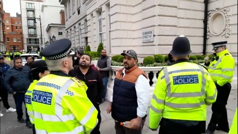 Inram Khan's Supporter's try to confront rival opposition after vote of no confidence #metpolice
