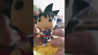 Goku na nuvem com bastão e rabo de macaquinho