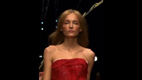 Snejana opening Dolce and Gabbana spring summer 2006 followed by Isabeli and Inguna
