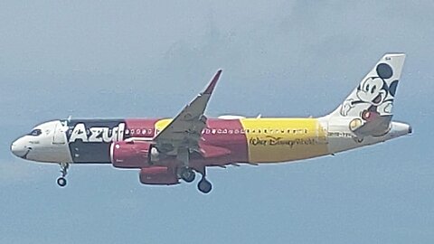 Embraer 195 PR-AXD vindo de Tefé e Airbus A320NEO PR-YSH Mickey Mouse vindo de Campinas para Manaus