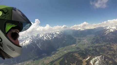 (Sport 9)/A glider circling the snowy mountains is like a fairyland