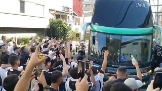 Ônibus do Vasco chegando a Criciúma com festa da torcida