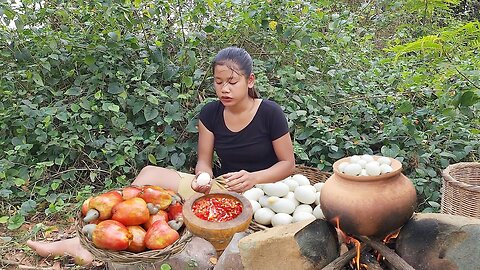 Adventure in forest: Cooking duck egg for dinner, Pick Cashew fruit - Solo cooking of survival