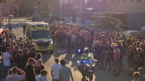 Netherlands: Farmers cleanly clear the way for a passing ambulance