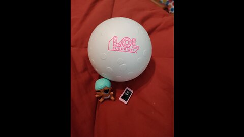 L.O.L surprise! Fashion show ball and lil sister unboxing