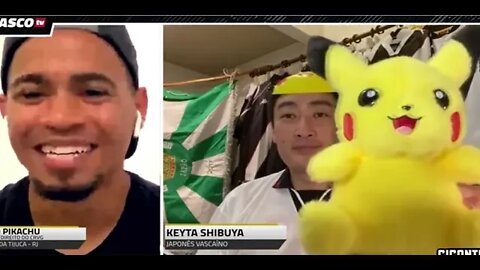 Yago Pikachu falando com japonês vascaíno com boneco e máscara do Pikachu