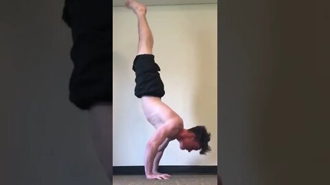 💥 HANDSTAND PUSHUPS 💪🏽 #shorts #handstandpushups