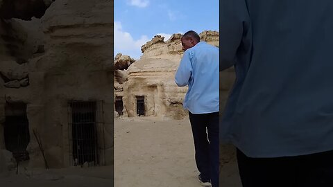 Local Shows Lost Second Sphinx at Giza Pyramids