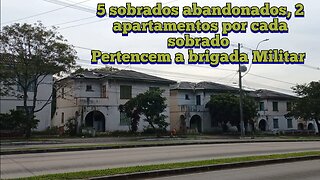 5 sobrados abandonados que pertencem a brigada militar, são 2 apartamentos por sobrado