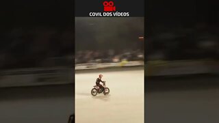 jogando futebol de motos