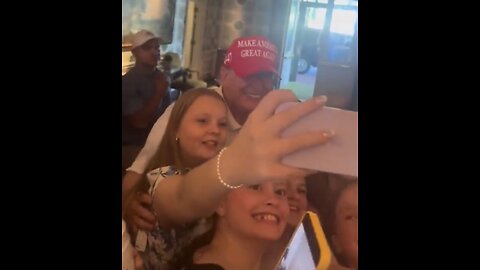 TRUMP❤️🇺🇸🥇TAKES SELFIE👶🙋‍♀️🦸‍♂️🙋🤳🤍🇺🇸WITH YOUNG FANS💙🇺🇸🏅🏰🙋‍♂️🕺📸⭐️