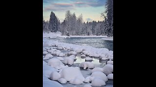 🌅 O rio Yanisjoki, na República da Carélia, na Rússia