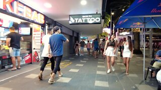 Saturday Nightlife on The Gold Coast - Surfers Paradise