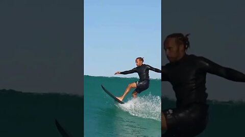 Hamilton mostra talento no surfe 🏄 durante as férias #shorts #lewishamilton