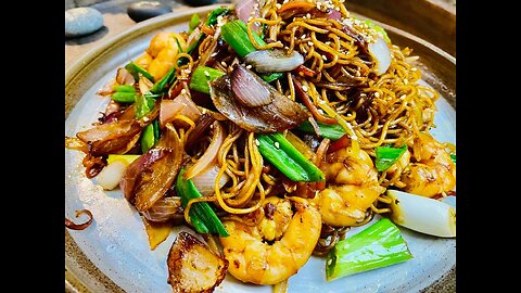 Cantonese Chow Mein with Shrimp 广式炒面