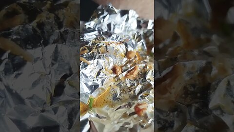 papel alumínio é a salvação pra shawarma ou outros sanduíches com muito molho...