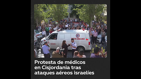 Médicos palestinos protestan frente a la sede de la Cruz Roja en Cisjordania