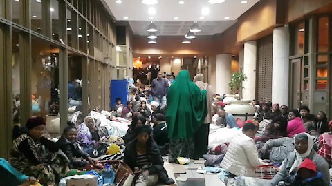 SOUTH AFRICA - Cape Town - Refugees and asylum seekers camp outside UN High Commissioner for Refugees (UNHCR) offices (Video) (iLM)