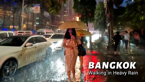 [4K] Walk in Heavy Rain at Night in Sukhumvit Bangkok- Asok to Nana