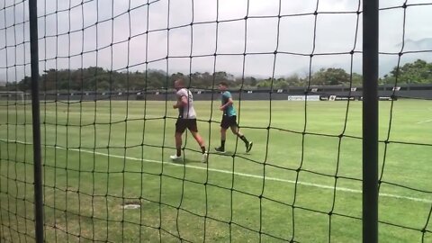 Bruno Nazario correndo com o preparador físico no CT Moacyr Barbosa - 11/01/2022