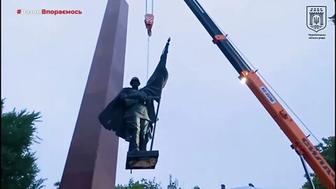 🇺🇦Graphic War18+🔥Soviet Statue Monument Torn Down Chernivtsi, Ukraine Glory to Ukraine(ZSU)