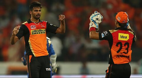 M12: SRH vs MI – Barinder Sran 3 Wickets