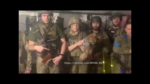 #Ukrainian soldiers in the destroyed #Mariupol sing the anthem of #Ukraine while being bombed✊✊✊