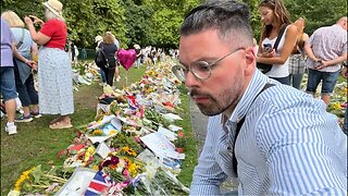 London LIVE: Floral Tributes In Honor of Queen Elizabeth II at Green Park