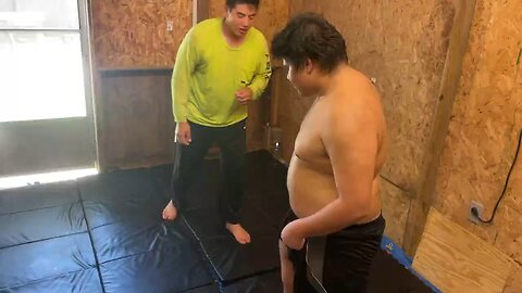 6’5 250 pounds no experience vs 6’3 290 pound bjj white belt who wins