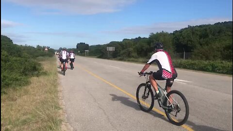 Cyclists riding 1000km from PE to Cape Town raising money for for children with cleft palates (H4d)