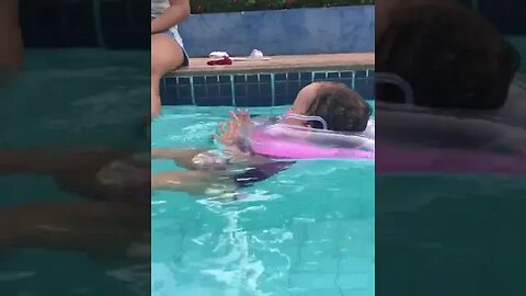 SOZINHA NA PISCINA #viral #tiktok #memes #infantil #shorts