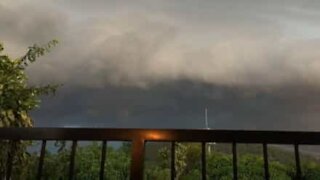 Una spaventosa tempesta filmata in time-lapse