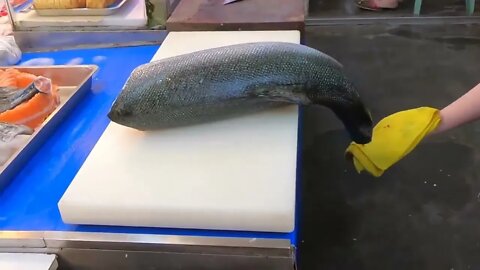 How To Fillet a Whole Salmon | Sashimi & Sushi -Taiwanese street food-4