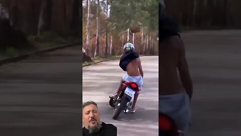 Nunca pilote moto de chinelo