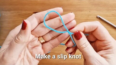 How to make a slip knot for crochet and knitting.
