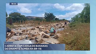 Itaobim: Carreta com Carga de Bananas de Dinamite Tomba na BR-116.