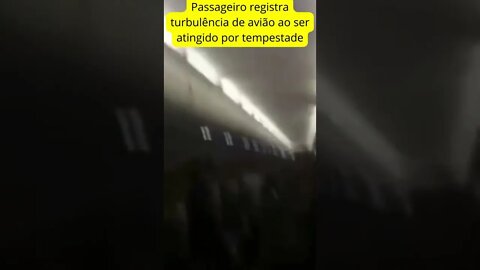Passageiro registra turbulência de avião ao ser atingido por tempestade