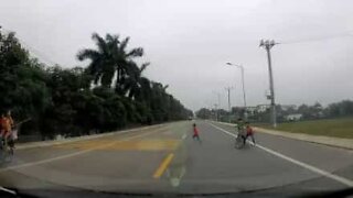 Condutor quase atropela crianças numa estrada do Vietname