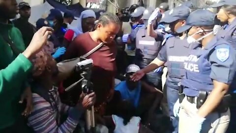 South Africa - Cape Town - Law Enforcement removing refugees from Green Market Square. (dqX)