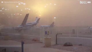 La potenza della tempesta di sabbia ribalta l'aereo!