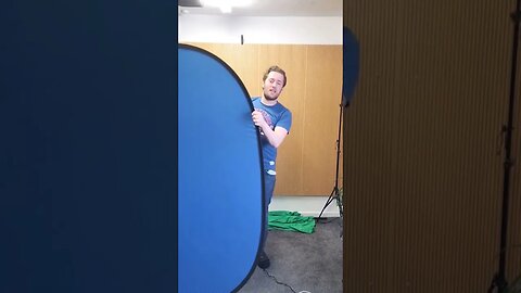 How to fold up a pop up greenscreen and pack it back into the bag #videomaker #greenscreen