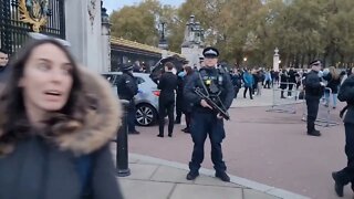 Police drive away car out side Buckingham Palace 11 November 2022 #buckinghampalace