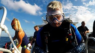 Scuba diver literally forgets the most important thing before diving in the ocean